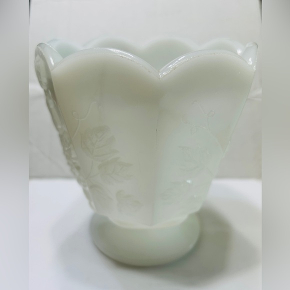 Vintage milk glass planter. Excellent condition. White, NO stains. Grape/leaf. - Picture 2 of 5